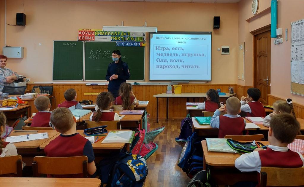 Сегодня в гости к гимназистам первых и вторых классов пришла капитан полиции ГИБДД. Ребята вспомнили Правила дорожного движения, поговорили, как сделать дорогу безопасной