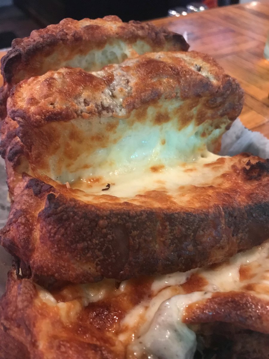 It’s cold outside, pizza and garlic bread make you warm inside. ⁦<a href="/PizzaPub516/">Pizza Pub 516</a>⁩