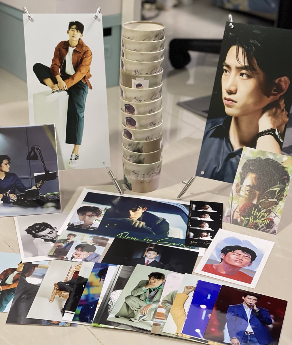 생카에 못 가지만, <a href="/teamgreen1227/">Team Green</a> 님이 구즈다 나한테 보냈어요!! 기분이 행북하고 너무 좋다!! 고마워요 ㅠㅠ 

다른 핫티의 굿즈하고 미니 포스트도 있어 ㅠㅜ 감동이다.. ㅠㅜㅠㅜ 
다음 생카에 가고싶다 ㅠㅜ 

#Happy_OK_Day
#택연과_함께라면_다좋은_12월