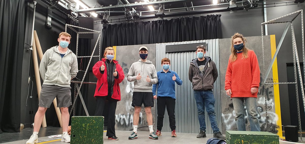 AradGoch's tweet image. Merci @ValentineGigan2 am dy holl waith ar set 'Croesi'r Llinell'!

Methu aros cael gweld ar lwyfan yn teithio😁