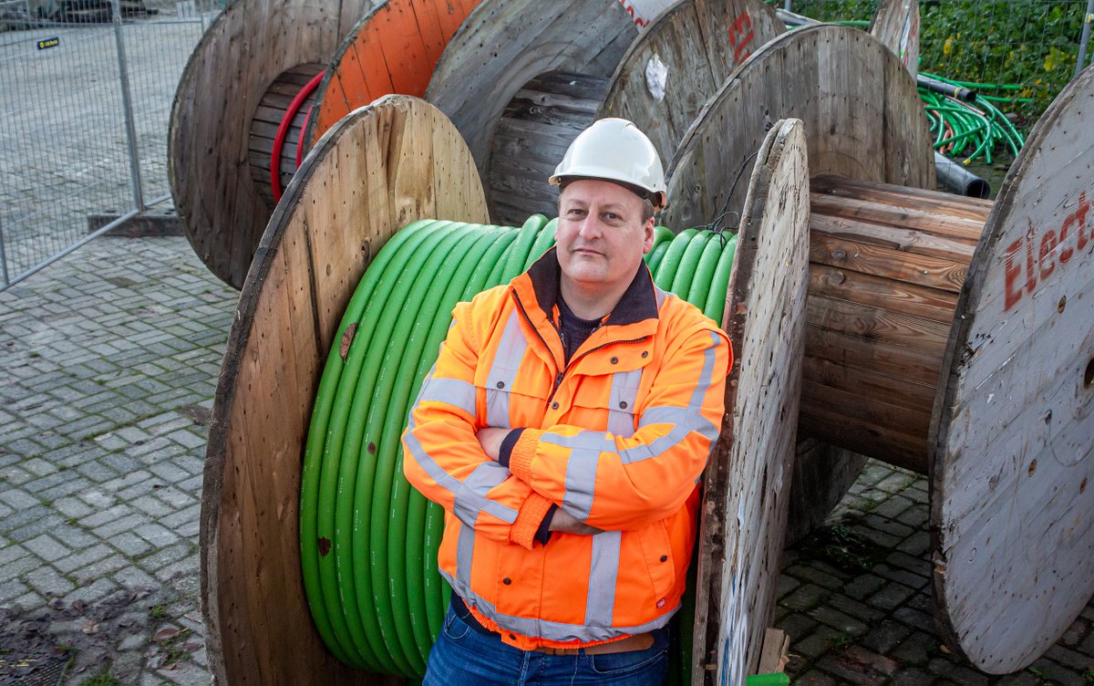 Als er in de grond gewerkt wordt, gaat het over kabels en leidingen. Wie hier alles van weet is collega Chiel Mik. Als spil bij het graafloket van Aanpak Ring Zuid is hij verantwoordelijk voor alles wat met kabels en leidingen vandoen heeft. Lees het op mug.nl/chiel