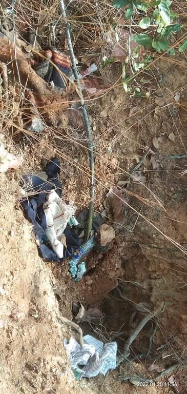 Chanapai247's tweet photo. KNDF B-14 reported that they had found the dead body of 68yo man which had been being dumped in the trench in the forest. He was believed to be killed on Dec 30 while junta troops were encamping in #Loikaw town's Dawtayoe village.

#2022Jan20Coup 
#WhatsHappeningInMyanmar https://t.co/5dPIx4lwXA