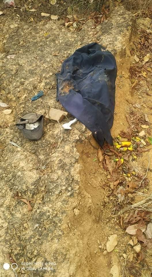 Chanapai247's tweet photo. KNDF B-14 reported that they had found the dead body of 68yo man which had been being dumped in the trench in the forest. He was believed to be killed on Dec 30 while junta troops were encamping in #Loikaw town's Dawtayoe village.

#2022Jan20Coup 
#WhatsHappeningInMyanmar https://t.co/5dPIx4lwXA