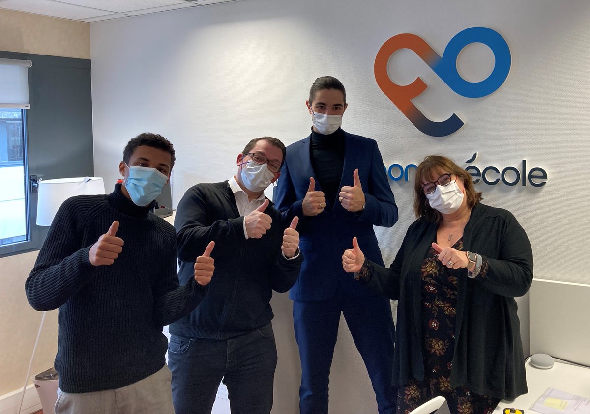EcoleBonne's tweet photo. LE VOICI, LE VOILÀ, LA PIÈCE MAITRESSE DE NOS LOCAUX : NOTRE LOGO !🚀

Reçus pour la #nouvelleannée, les deux #logos ont été fraîchement livrés par notre partenaire Daniel Pejoux, que l'on remercie🙏🏻

Et vous, vous en pensez quoi? 🥳

Le mieux serait de venir les voir en vrai !💪🏽 https://t.co/uC4Od3iQW3