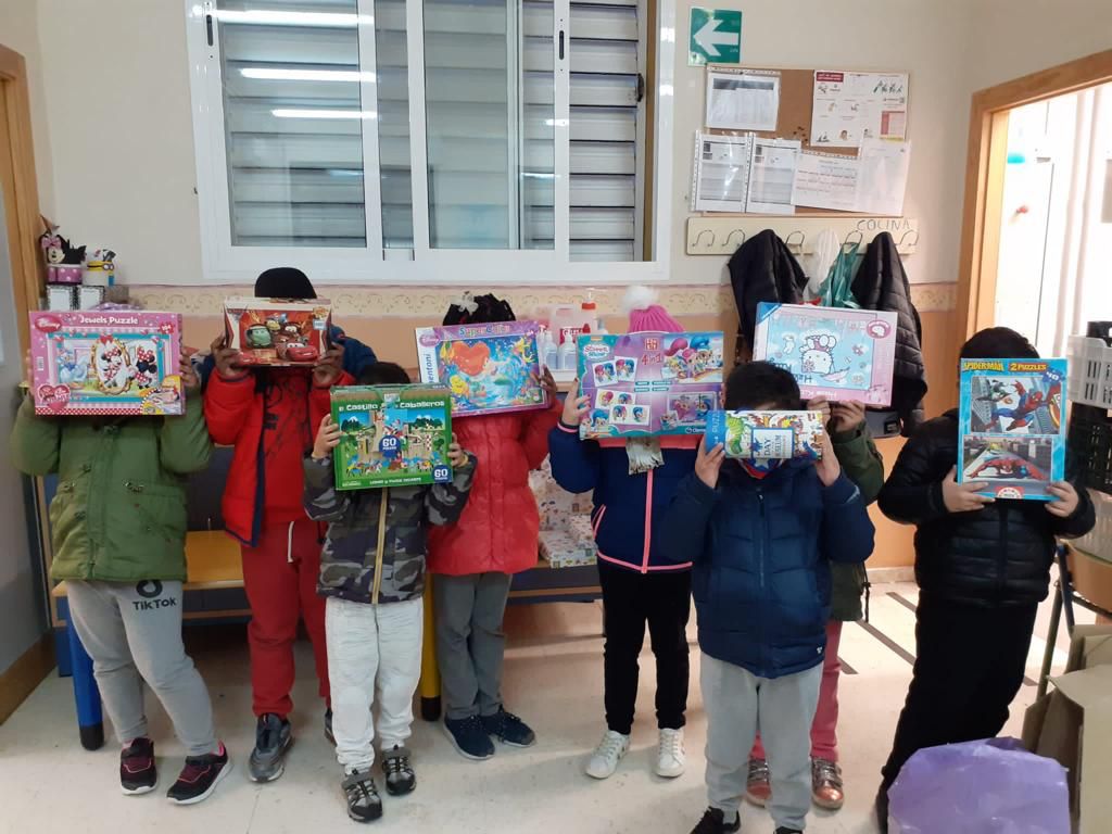 ComparteRecicla's tweet photo. #ComparteyRecicla bate récords de #solidaridad
Más de 131 toneladas de juguetes recogidos y 149 donaciones a entidades y ONGs de toda España, devolviendo la sonrisa a 27.334 niñ@s gracias a los más de 34.000 juguetes enviados
¡Gracias a todos! https://t.co/sLu7zL0IXg
