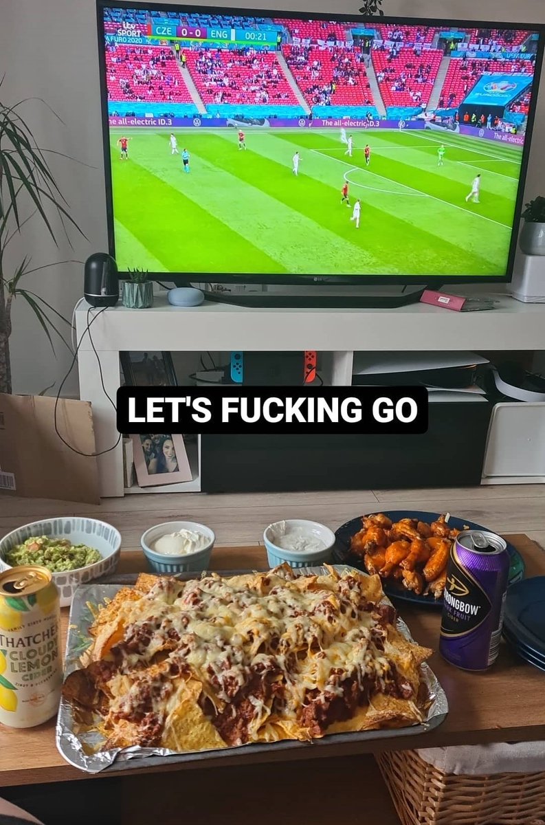 downtownmobrown's tweet photo. @Deliveroo Back when we thought we were winning the footie and the world was a warmer and brighter place... 🍻 #DeliverooTastyThursday https://t.co/zUAkC54JO1
