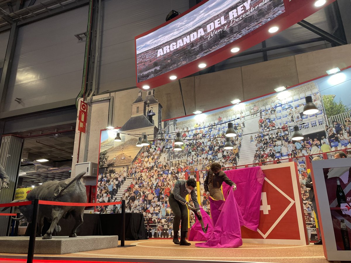 AlbertoEscri's tweet image. Arganda del Rey serán muchas cosas, pero sin la tauromaquia en cualquiera de sus expresiones hoy no sería la misma ciudad.

Y no hay mejor lugar que promocionarlo así en la Feria Mundial del Turismo.

#FITUR2022