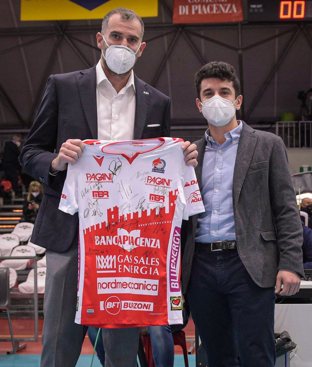 GasSalesVolley's tweet photo. 📹 | VIDEO
🚀 Alessandro Fanni, che con la sua startup #Cshark ha recentemente lanciato nello spazio il primo nanosatellite made in Piacenza, è stato ospite al #PalabancaSport nel big match #PiacenzaCivitanova.
📹 Per l'intervista: https://t.co/9kNSjzvwYC https://t.co/TShaeztufg