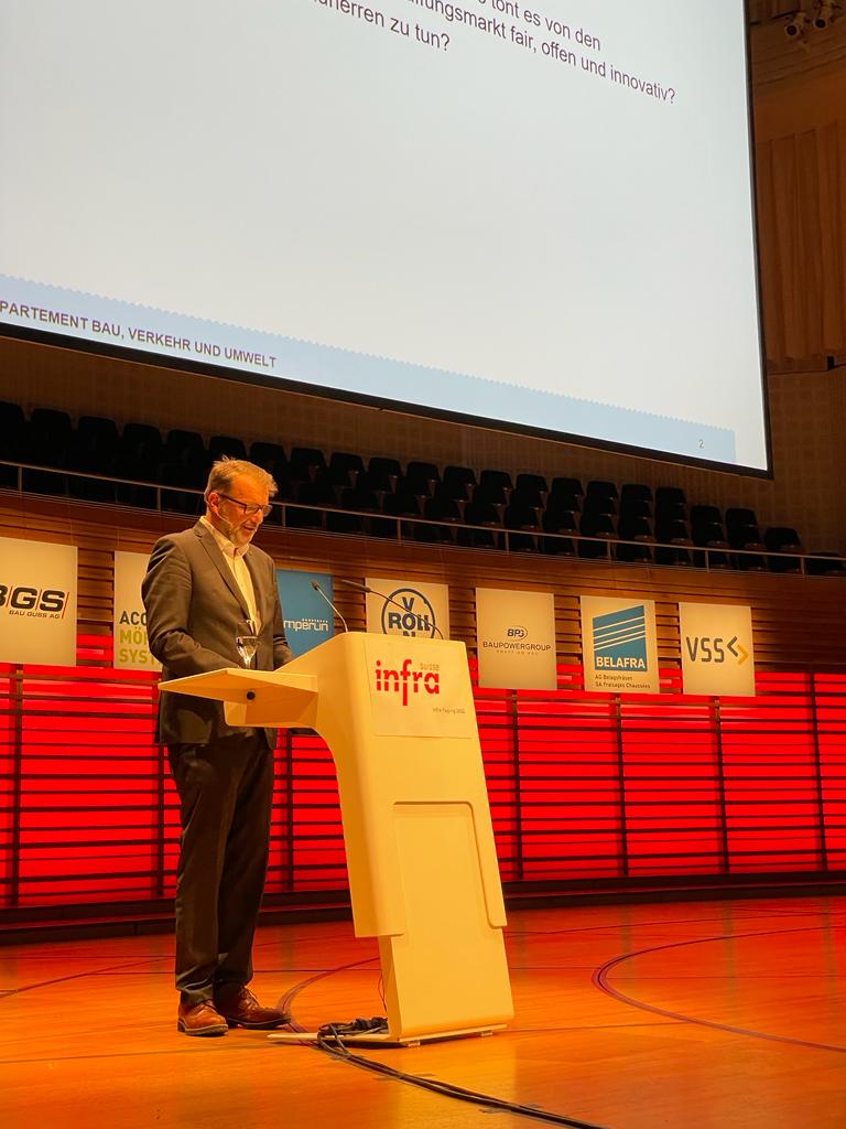 Rolf H. Meier berichtet aus dem <a href="/kantonaargau/">Kanton Aargau</a>: «Wenn Offerten den halben Preis versprechen, sind sie schlicht nicht realistisch». Durch die höhere Gewichtung der Qualität gegenüber dem Preis entsteht eine bessere Zusammenarbeit zwischen Anbietern und Bauherrschaft.