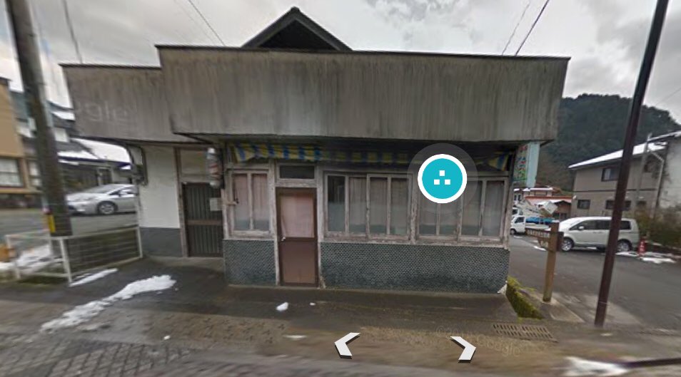 朝、目抜き通りで