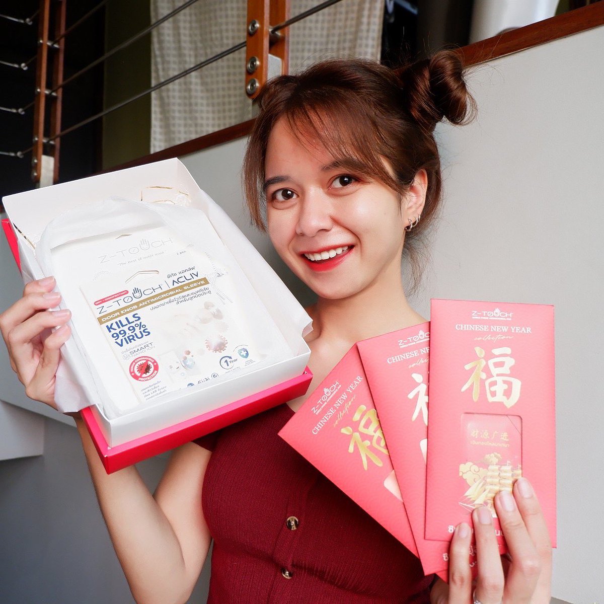 memayerr's tweet image. “ซินเจียยู่อี่ ซินนี้ฮวดไช้” ตรุษจีนนี้เมย์อยากชวนทุกคนมามอบสิ่งดีๆให้กับคนที่รักด้วย #กล่องตรุษจีนฆ่าเชื้อโควิด ของ Z-Touch กัน ในกล่องจะมีทั้งแมสก์ซีทัช ปลอกลูกบิดฆ่าเชื้อ และแผ่นแปะโทรศัพท์ฆ่าเชื้อในซองอั่งเปา เรียกได้ว่าเข้ากับสถานการณ์ตอนนี้มากๆ (ต่อ) #ของดีบอกต่อ