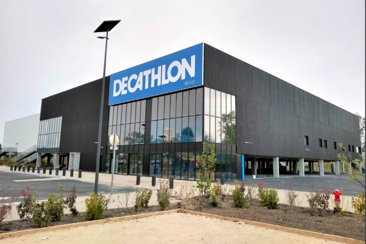 LMPositif's tweet photo. 🇫🇷 Pour la troisième année consécutive, Décathlon se hisse à la première place du palmarès 2021 des entreprises les plus admirées des Français. La marque sportive est reconnue dans les domaines du commercial, sociétal, social et environnemental !  👏 (Le Figaro) https://t.co/drv6tqbIek
