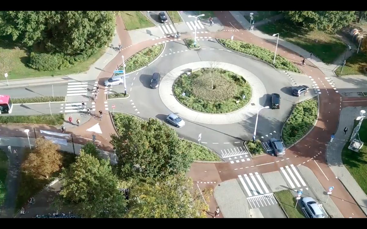 Practicavial's tweet image. ¿Sabes qué son las #rotondas holandesas? 🤔  Si te gusta ir en bici, ¡esto te interesa! 🚴 👇

✅  Se trata de un tipo de #glorieta que incluye...¡carril-bici!
✅  Te lo contamos todo en el #blog de PracticaVial👉  bit.ly/3nIsaRQ

#carrilbici #educaciónvial