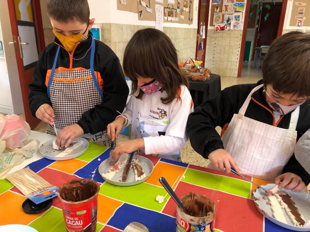 vedrunacent's tweet photo. A 1r el taller de cuina ens encanta😊!
#sscccentelles #creixemjunts #1PRIMSSCC #cuinaalescola https://t.co/aXKanOvWUN
