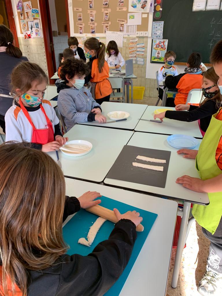 vedrunacent's tweet photo. A 1r el taller de cuina ens encanta😊!
#sscccentelles #creixemjunts #1PRIMSSCC #cuinaalescola https://t.co/aXKanOvWUN