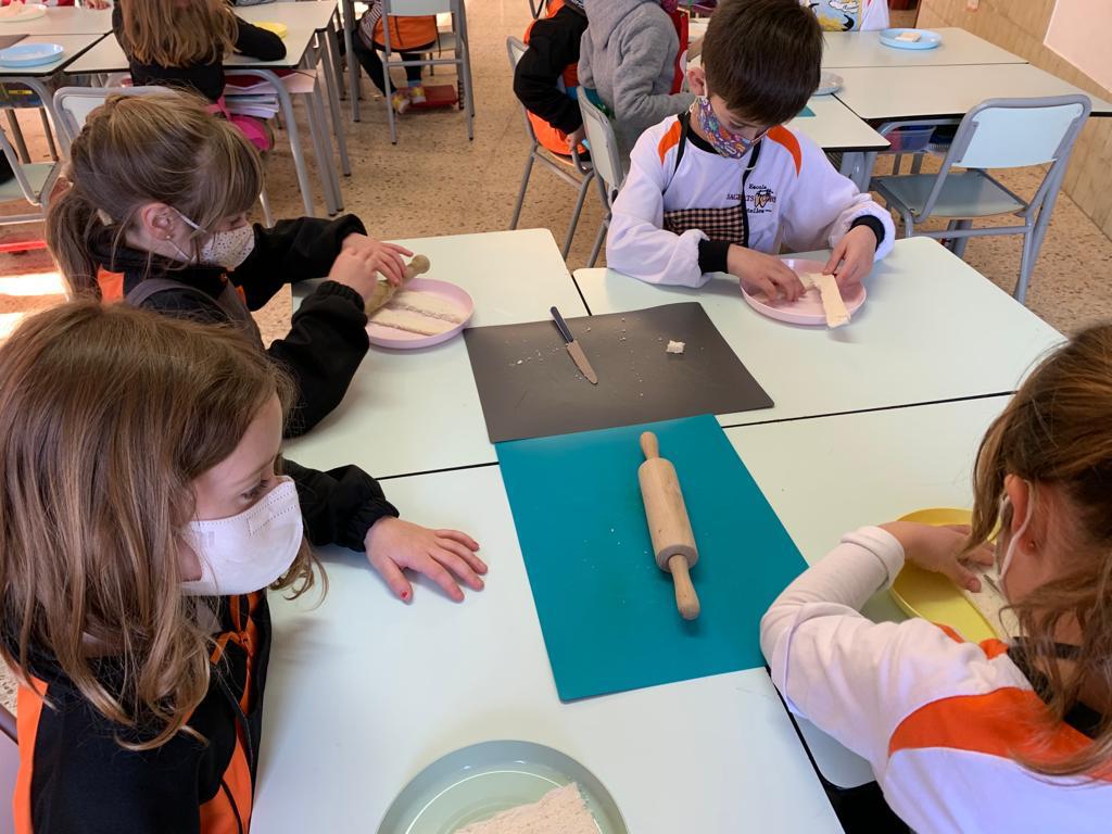 vedrunacent's tweet photo. A 1r el taller de cuina ens encanta😊!
#sscccentelles #creixemjunts #1PRIMSSCC #cuinaalescola https://t.co/aXKanOvWUN