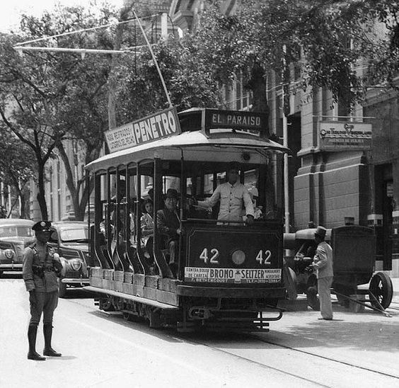 CaracasHistori1's tweet photo. Tranvía en una de sus rutas en Caracas
En los años 1940 https://t.co/7wQzGS32u3