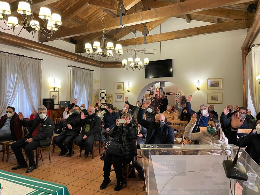 FistCisl's tweet photo. 🟢🟡 Prosegue in #Calabria e in #ValleDAosta il percorso dei Congressi regionali in casa @FistCisl. Il dibattito sulle nuove tutele per le lavoratrici e i lavoratori del variegato settore del #terziario e dei #servizi,circa 80 i delegati a confronto. Cari Auguri di Buon Lavoro 🌈 https://t.co/SIGEG4MJRf