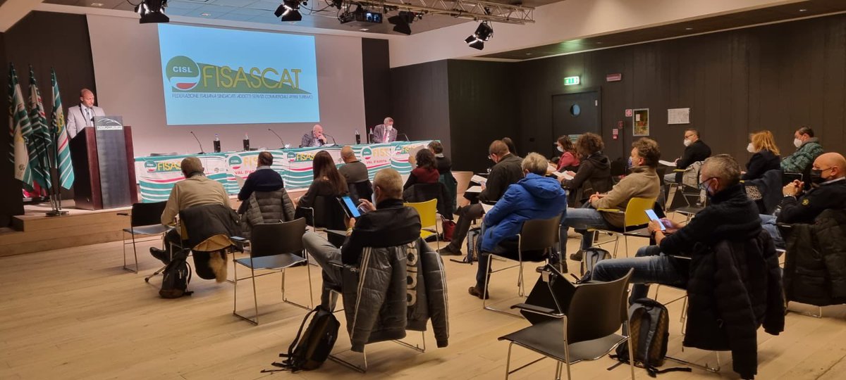 FistCisl's tweet photo. 🟢🟡 Prosegue in #Calabria e in #ValleDAosta il percorso dei Congressi regionali in casa @FistCisl. Il dibattito sulle nuove tutele per le lavoratrici e i lavoratori del variegato settore del #terziario e dei #servizi,circa 80 i delegati a confronto. Cari Auguri di Buon Lavoro 🌈 https://t.co/SIGEG4MJRf