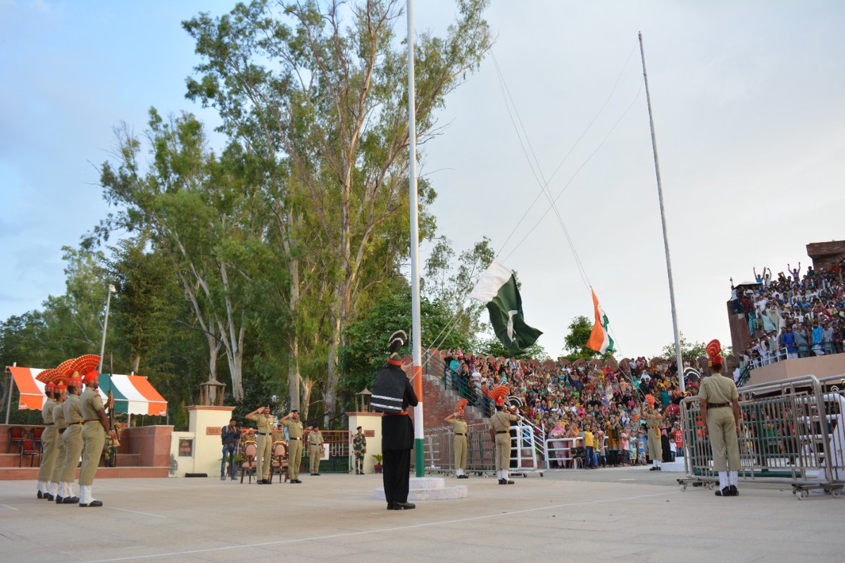 BSF_India's tweet photo. #DidYouKnow A retreat ceremony similar to Atari, is being organised at #JCP Hussainiwala since 1970. Unlike Atari, which draws nationalistic tourists from all over India & Pakistan, mostly locals from either side of the border came to witness the ceremony here.
#KnowYourForce https://t.co/FUR97joXPc