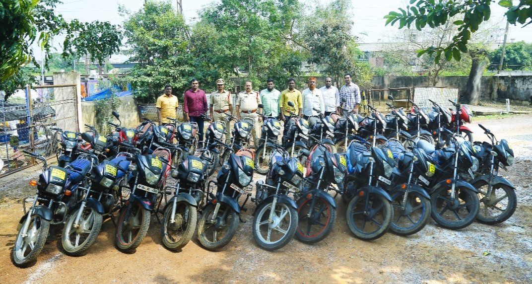 sp_nlr's tweet photo. ద్విచక్ర వాహన దొంగలను అరెస్ట్ చేసిన నెల్లూరు CCS మరియు నెల్లూరు రూరల్ పోలీసులు
 ముద్దాయిలవద్ద నుండి సుమారు Rs.15,00,000 విలువ చేసే 27 మోటారు బైక్ లు స్వాధీనం.
 చెడువ్యసనాలకు బానిసై,దొంగతనాలకు అలవాటుపడి,ఇప్పటికే పలుకేసులలో నేరస్థులుగావున్నముద్దాయిలు #bikeoffenders
@APPOLICE100 https://t.co/vyScuyRMIj