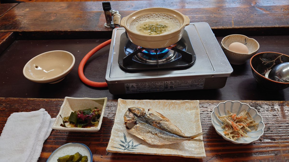 東伊豆町北川温泉・星ホテルの朝食です。 夕飯の海鮮バーベキューから一転、シンプルな雑炊を中心にした朝食です。 豪華な朝食もいいのですが、こういう朝食はシンプルだけど体も心も癒やしてくれます。 