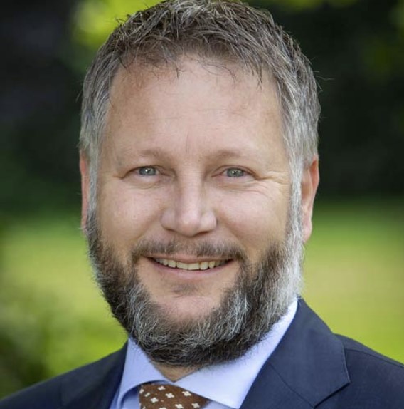 Wat hebben gedeputeerde <a href="/RoydeWitte/">Roy de Witte</a>, burgemeester @martijndadema en wethouder <a href="/bjaspersfaijer/">Bart Jaspers Faijer</a>  met elkaar gemeen? Deze drie Overijsselaars werden door <a href="/BBnieuws/">Binnenlands Bestuur</a> lezers genomineerd voor de titel beste (lokale) bestuurder van 2021! Lees meer en stem via ➡️ bit.ly/3IoJAL0