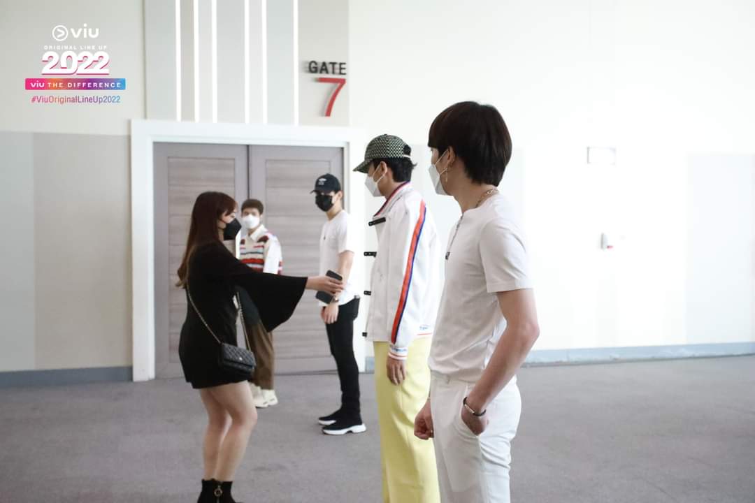 OhmThitiwatLat's tweet photo. [Facebook] Viu Thailand : Fotos del detrás de cámaras en la sala de ensayo 😍

#OhmFluke &amp; #KimCop

Especialmente para los fans de #CloseFriends2 😉

📎 : https://t.co/QK9H5w4CO8

#ViuOriginalLineUp2022
#ViuTheDifference 
#OhmThitiwat #โอห์มไง https://t.co/1tvjykBv4O