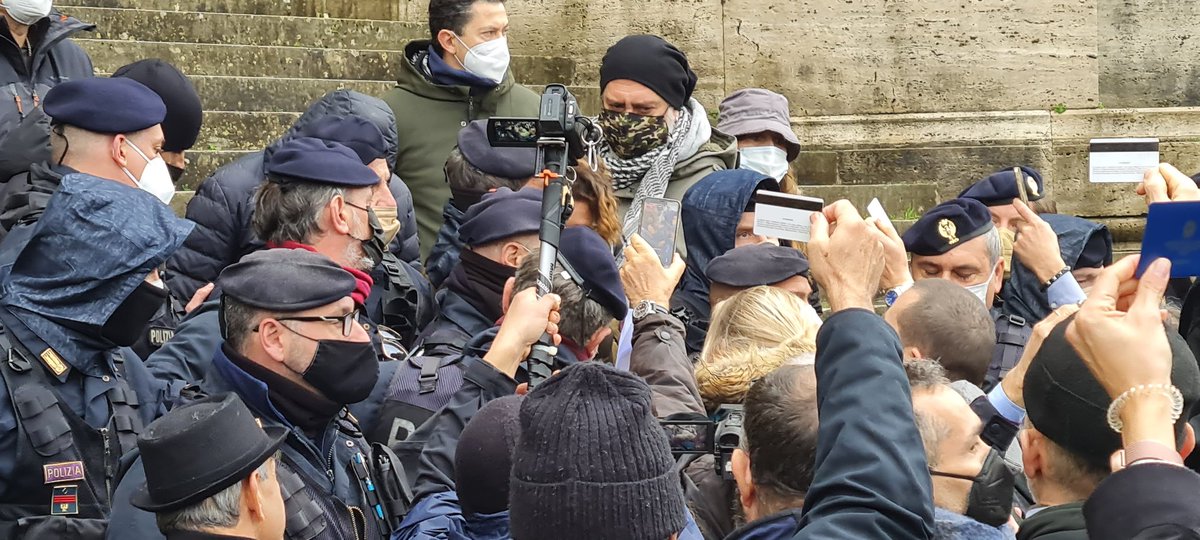 BarillariDav's tweet photo. La polizia sta bloccando oltre agli avvocati anche i parlamentari https://t.co/2QTTKOUaJN
