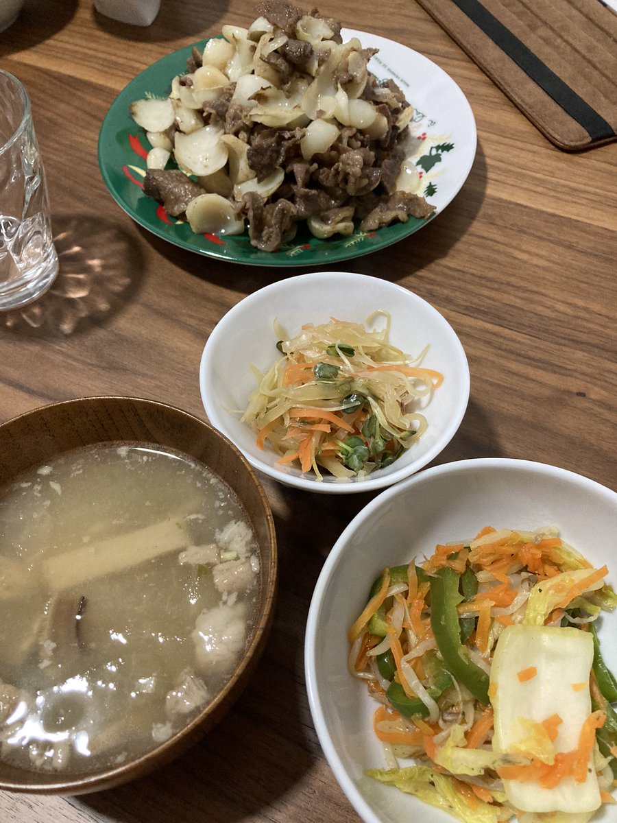 お夕飯は野菜炒めとパパイヤの柚子あえと、牛肉とゆりねの炒め物と、イナムドゥチ🥰美味しい💕 