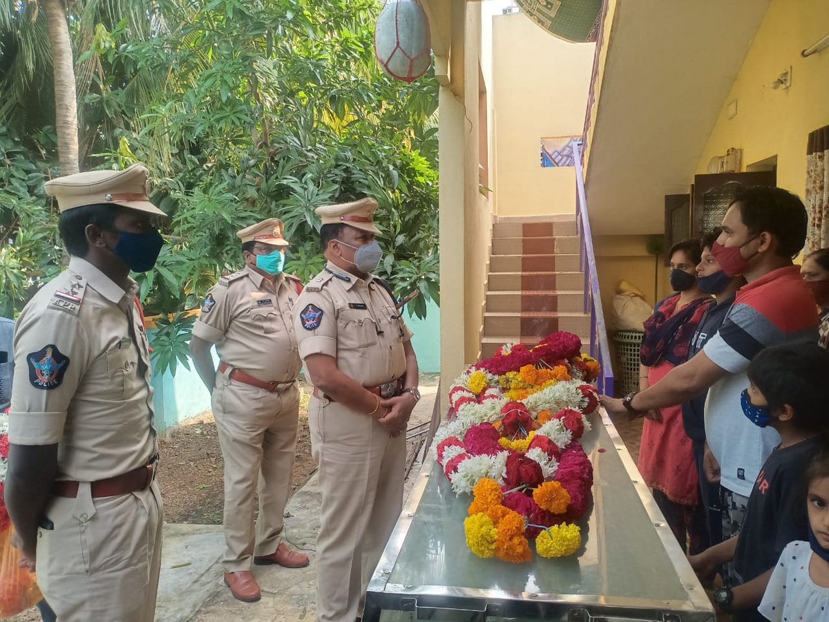 sp_nlr's tweet photo. SPS నెల్లూరు జిల్లా
అనారోగ్యంతో మరణించిన కావలి 1 టౌన్ లో విధులునిర్వహిస్తున్న ASI:1073-శ్రీ సుంకర.వెంకటేశ్వర్లు గారికి నెల్లూరుపోలీసుల ఘన నివాళులు..కన్నీటివీడ్కోలు
కన్నీరుమున్నీరయిన కుటుంభీకులు..వారికుటుంబ సభ్యులకు ప్రగాఢసానుభూతి ప్రకటించి,ధ��ర్యం తెలిపిన అధికారులు 
@APPOLICE100 https://t.co/upLcEjVtHl