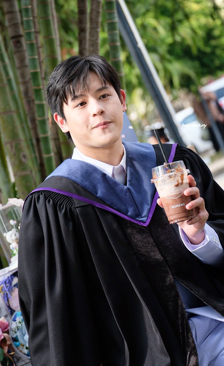 plpchm's tweet photo. ชอบเวลาปลื้มทำปากแบบนี้ น่ารักดี 🤭 #GraduationPluemPurim #PluemPurim #ปลื้มปุริม https://t.co/FWbSUw9svQ