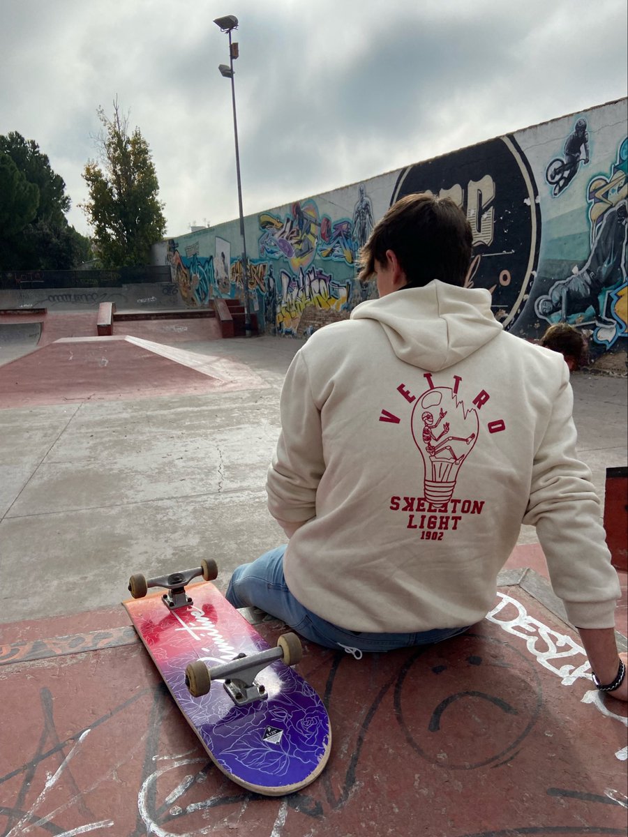 vettroesp's tweet photo. Que estéis de exámenes no significa que desaparezca el jueves universitario. 

Ponte tu hoodie, sal a tomarte algo y desconecta, te vendrá bien para lo que te quede!! 😎☀️ https://t.co/IwVW8IfYxw