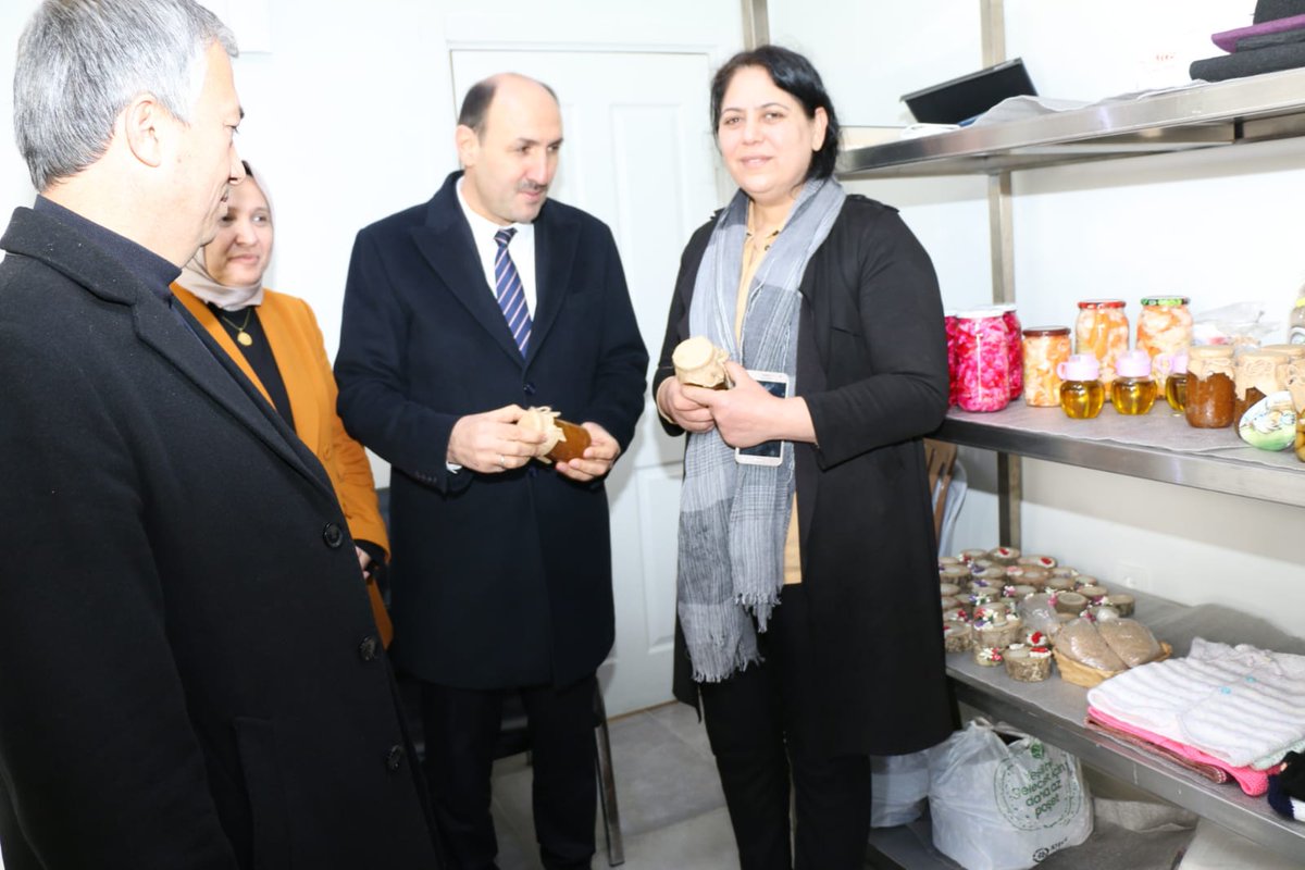 adanailtarim's tweet photo. Adana İl Tarım ve Orman Müdürü Muhammet Ali Tekin, Yumurtalıkta Zeytin Dalı Kadın Girişimi Üretim ve İşletme Kooperatifi'ni ziyaret ederek başkan Ahsen Mengütay'dan kooperatif çalışmaları hakkında bilgi aldı.#işimizsahagücümüzsaha https://t.co/KZoGmhiYor