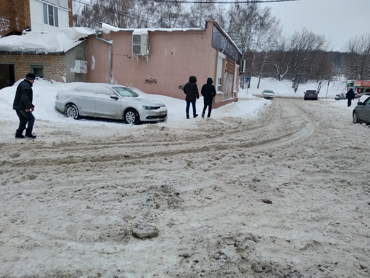 <a href="/SamMobilePriem/">Мобильная приемная Губернатора Самарской области</a> Пожалуйста! помогите  г.Жигулевску закрепить эту территорию за кем-нибудь и обязать ее убирать!!!Уже месяц не могут определиться-кто должен чистить. В доме живёт ребенок с ДЦП,такси к дому не подъезжают-буксуют, ей приходится с помощью мамы идти по снежным завалам