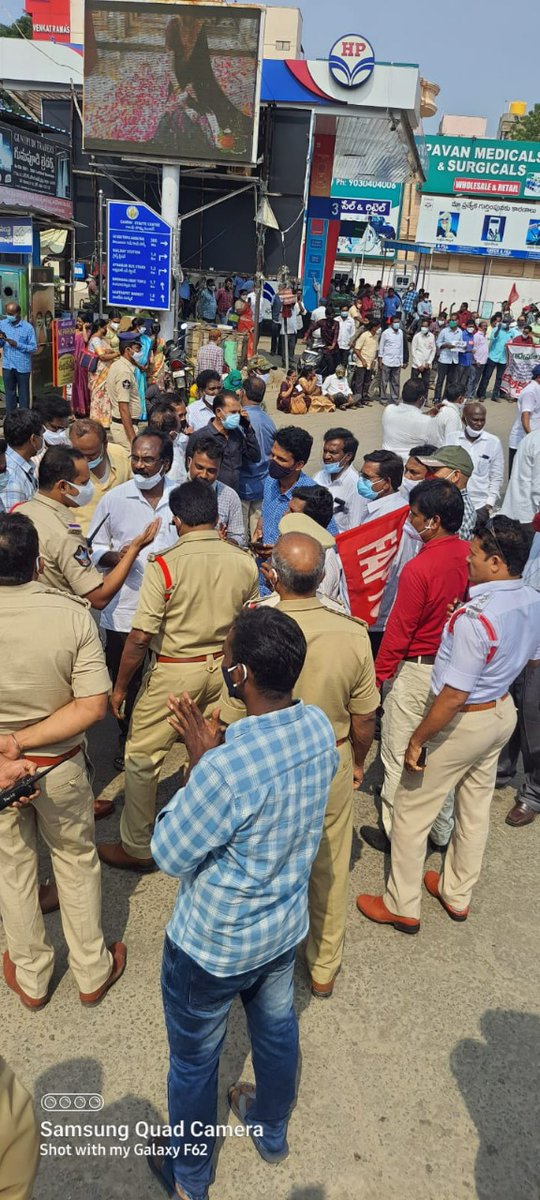 sp_nlr's tweet photo. SPS నెల్లూరు జిల్లా 
జిల్లాలోని కలక్టరేట్, కార్యాలయాల వద్ద పటిష్ట బందోబస్తు ఏర్పాటు- జిల్లా యస్.పి. శ్రీ విజయ రావు,IPS.,గారు
ఎటువంటి చిన్నపాటి అవాంఛనీయ సంఘటనలకు తావు లేకుండా పకడ్బందీ ఏర్పాట్లు..
జిల్లాలో ఎక్కడికక్కడ సున్నితంగా పరిష్కరిస్తున్ననెల్లూరు పోలీసులు..@APPOLICE100 https://t.co/GqheuRaUhP