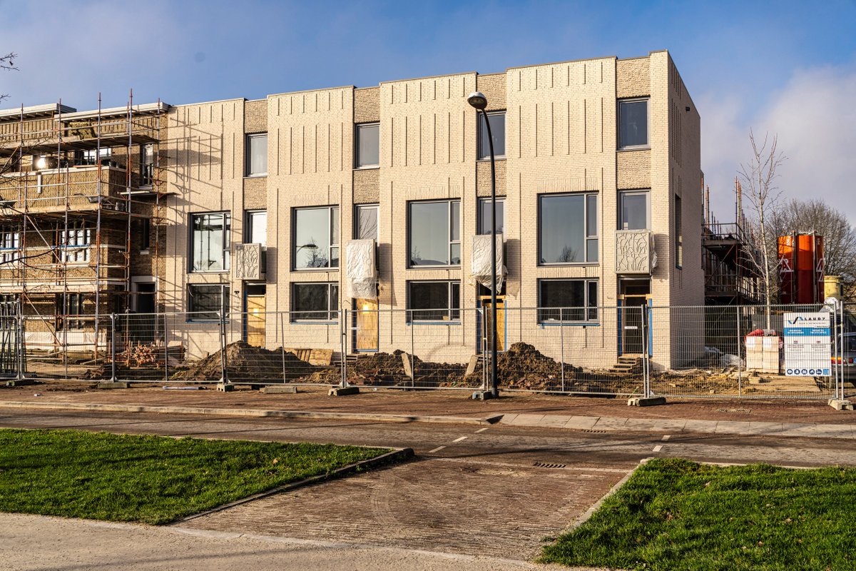 WADGL's tweet photo. Bij een achttal stadswoningen aan de #GroeneLoper zijn sinds kort unieke reliëftekeningen te zien, ontworpen door Charles Eyck ✏️
Wat het verhaal hierachter is lees je hier: https://t.co/KOQeEdUT8T

@BN_Development @LaudyBouw @DATarchitecten https://t.co/4XZXZF5z3c