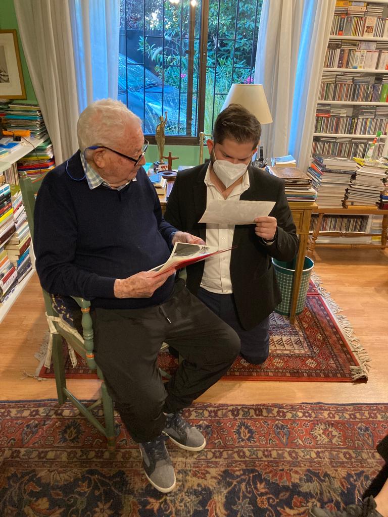 AngelAc1010's tweet photo. Nunca había visto a un presidente electo en Chile conversar de rodillas con un adulto mayor, haciéndolo sentir la persona más importante del mundo. Esos gestos sólo te engrandecen Gabriel.!!! @gabrielboric https://t.co/OL7iTGbd5j