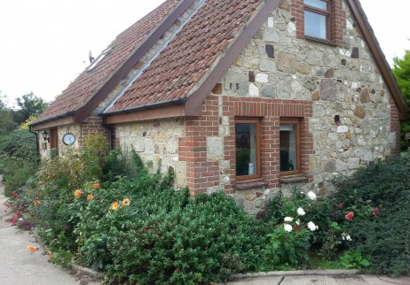 TheHolidayCots's tweet photo. Atherfield Green Farm Cottages on the Isle of Wight has dates available in their delightful cosy Honeysuckle Cottage from 12th March-2nd April. 
🛌Sleeps 1-8
https://t.co/PCWodCOole
#Chale #Ventnor #IsleofWight #HoneysuckleCottage #HolidayCottage #DatesAvailable #FamilyFriendly https://t.co/3aVHZKzgNn