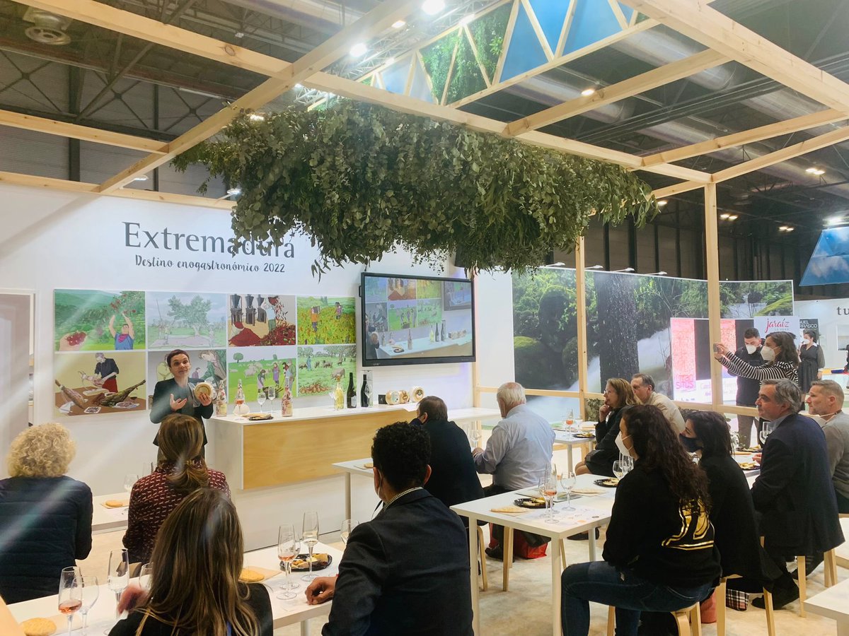 tortacasar's tweet photo. Comienza la Cata Maridaje con Quesos Denominación de Origen de Extremadura y vinos/cavas extremeños en @fitur_madrid 
 
Por supuesto, no falta da Torta del Casar, que siempre apoya la difusión del territorio ¡Bravo!

#tortadelcasar #extremadura #madrid #fitur #fitur2022 #queso https://t.co/zwFiLG2xTi
