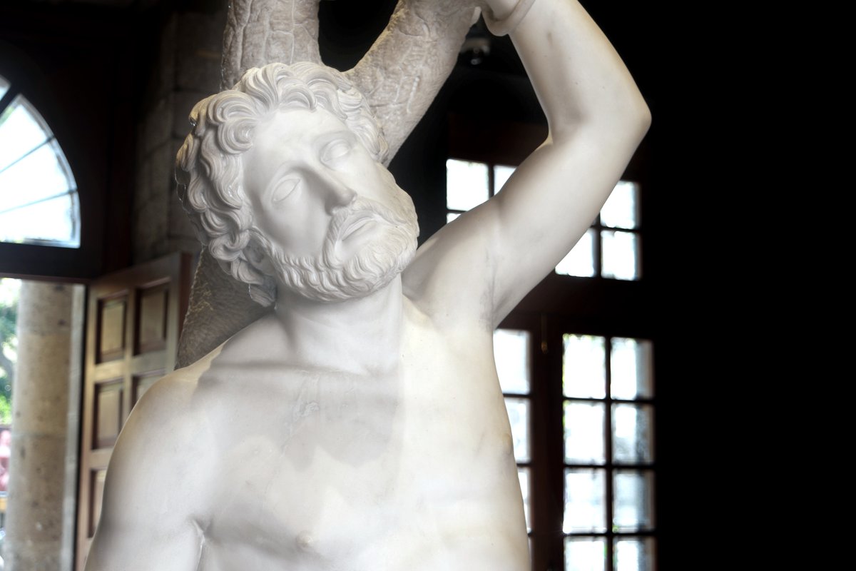 museo_sancarlos's tweet photo. A propósito de la celebración de San Sebastián, #SabíasQue, la iconografía tradicional que presenta al santo atravesado por flechas, atado a un árbol y semidesnudo, permitió a los artistas de entonces, practicar la representación del desnudo masculino. https://t.co/cwgVQXgpbF