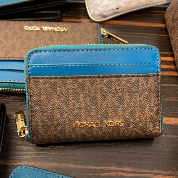 KnouseCarol's tweet photo. So good I had to share! Check out all the items I'm loving on @Poshmarkapp #poshmark #fashion #style #shopmycloset #michaelkors #1d #abeka: https://t.co/uI1X1tf1CV https://t.co/WpXEAaMNw5