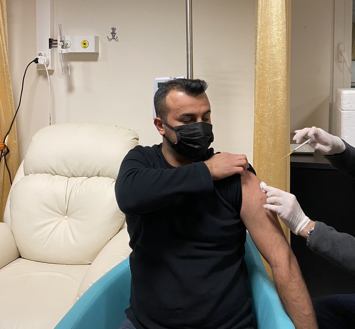 cemalyeniacun's tweet photo. Aşı her yaşta hayat kurtarır, bizi ve çevremizi güvende tutar.💉

Bu akşam AK Parti Gençlik Kolları ekibimiz ile birlikte farkındalık yaratmak için 3. doz aşımızı olduk.
Tüm vatandaşlarımızı Aşı olmaya davet ediyoruz. https://t.co/d3IRZkye1x