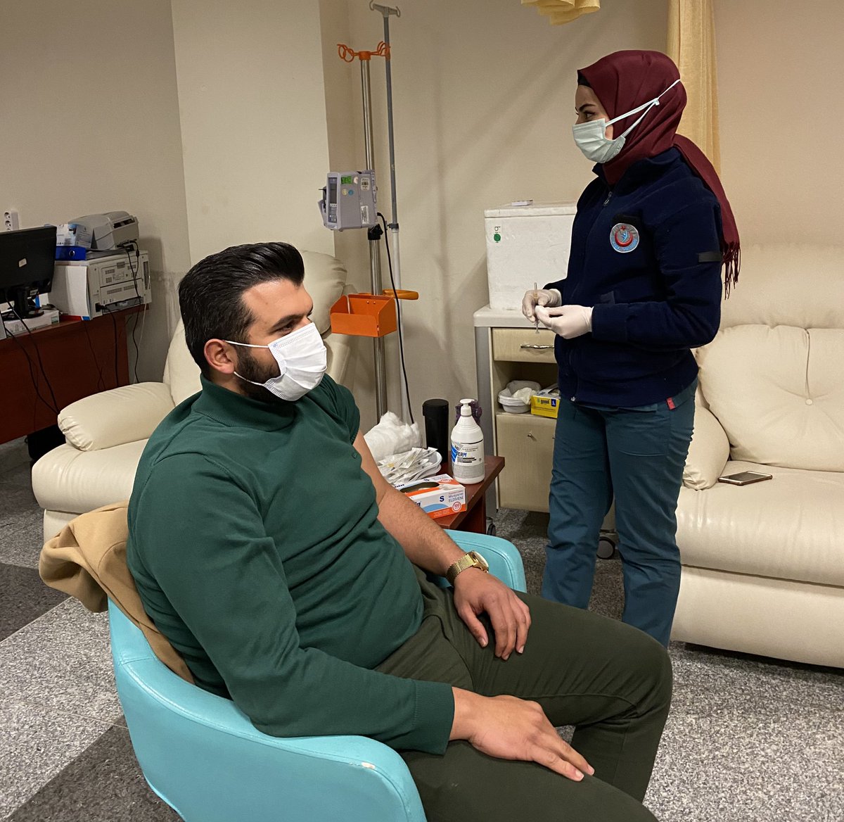 cemalyeniacun's tweet photo. Aşı her yaşta hayat kurtarır, bizi ve çevremizi güvende tutar.💉

Bu akşam AK Parti Gençlik Kolları ekibimiz ile birlikte farkındalık yaratmak için 3. doz aşımızı olduk.
Tüm vatandaşlarımızı Aşı olmaya davet ediyoruz. https://t.co/d3IRZkye1x