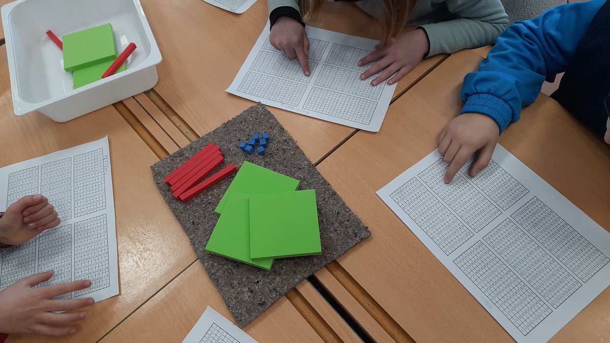 abralom's tweet photo. Cálculo mental. Gracias a la tabla del 1.000 y los bloques multibase hemos "descubierto" que calculando por órdenes de magnitud (C, D y U) podemos calcular "sin llevadas" (que son un rollo🤭)
#calasanzrota #segundotambiénmola #aprendizajemanipulativo #aprendertocando #abn https://t.co/bj7FoVnndQ