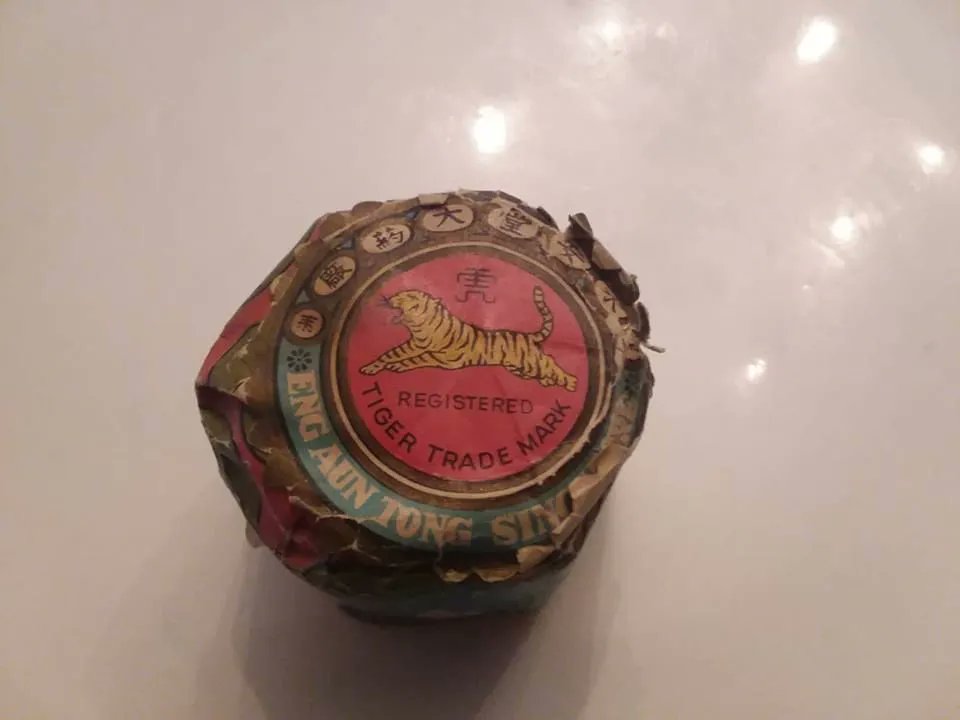 Tiger_Balm_US's tweet photo. Did you know Tiger Balm has been sold for nearly 100 years? Tiger Balm U.S. fan Nick Heron shared these photos of his vintage Tiger Balm jar, still in its original paper wrapper.
Thanks for the great #PhotoBalm Nick!
#TigerBalm #PainRelief #FanPhoto #Retro #Vintage ๐ธ https://t.co/MGHig4ft2C