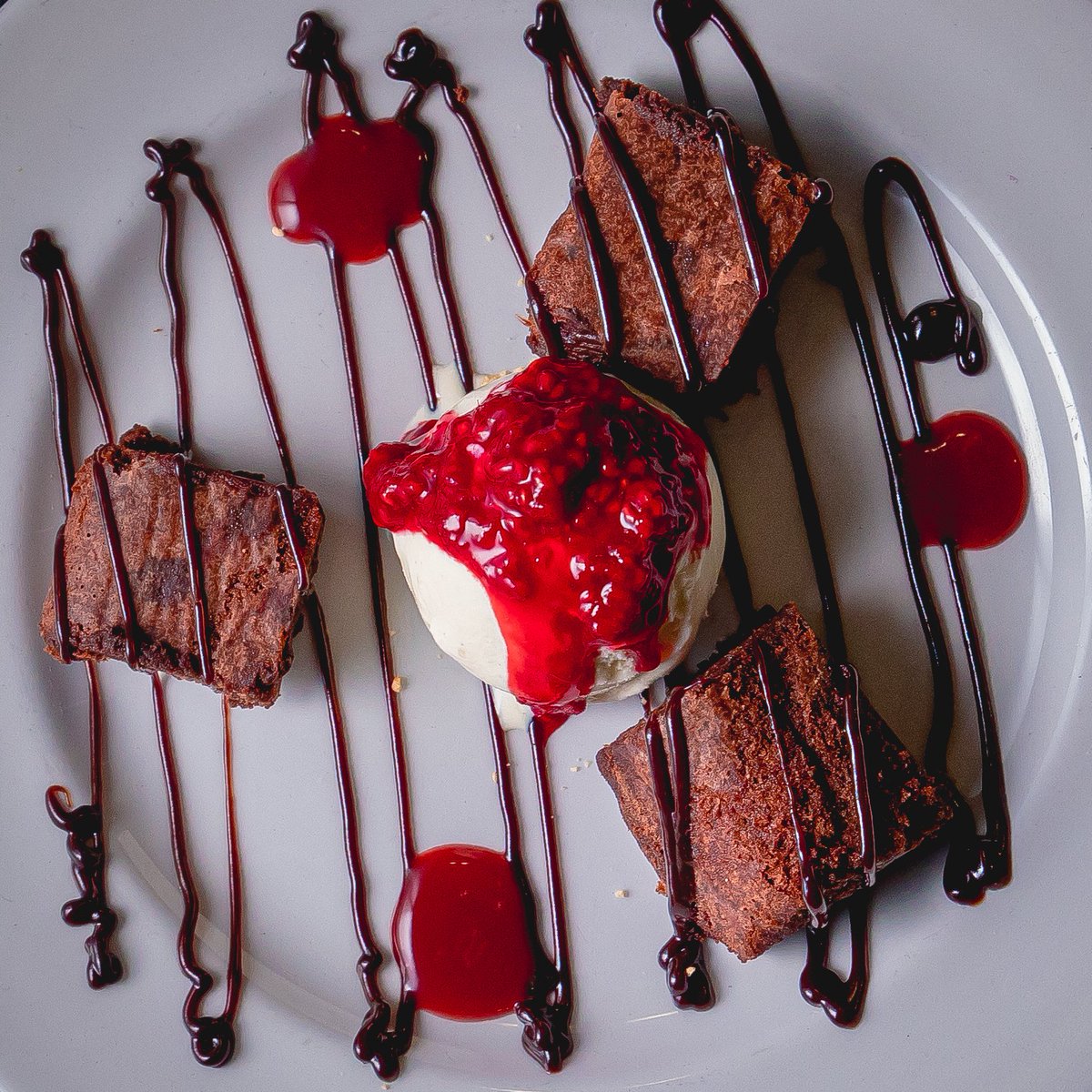tummiesuk's tweet photo. Everyone needs something sweet from time to time! Why not have our delicious gluten-free chocolate brownies a go!

☎️ 01628 668486
💻 https://t.co/yf2jmTl19W

📸 photo by - @photonimage_by_daran

#tummies #dessertlover #tummiesbistro #cippenham #goodfreshfood #yummyfood https://t.co/80AytgoPwM