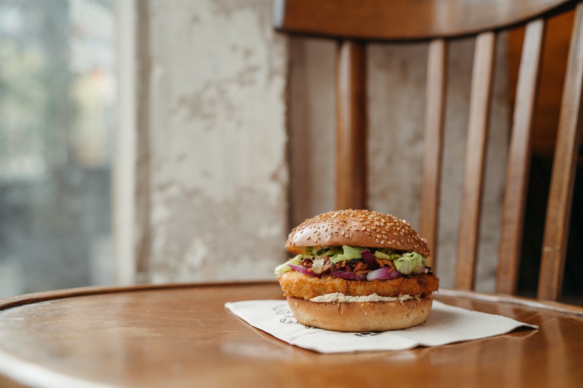 Et si l’on vous en disait plus sur le houmous de notre nouveau burger : le Poulet Houmous ? 🌱🍔
Rendez-vous juste ici : instagram.com/p/CX3SE-TIdNM/🐔 #bioburger #bioburgerfrance