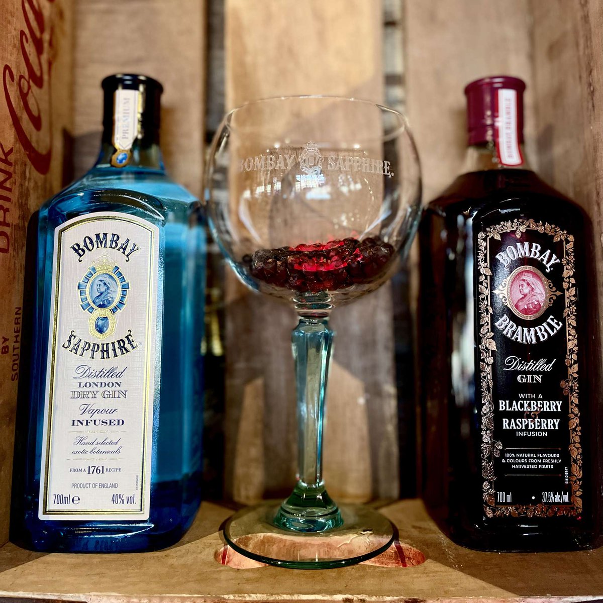 PottingShedBev's tweet image. 💜 UNDER THE GINFLUENCE 💜

Have you tried our new Bombay Bramble gin? 

Bombay Sapphire’s first ever flavoured distilled gin!

#BombaySapphire #BombayBadBoy #BombayBramble #Gin #Ginspiration #Beverley