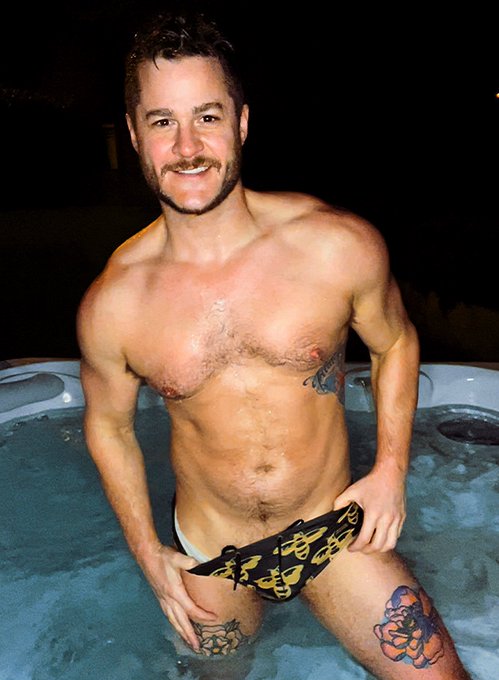 Who cares if it&rsquo;s winter&hellip;  It&rsquo;s always speedo season at my house! @AronikSwim https://t.co/6FBw8IQmq<a href="/tag/dragrace"class="tags"><span>#dragrace</span></a>